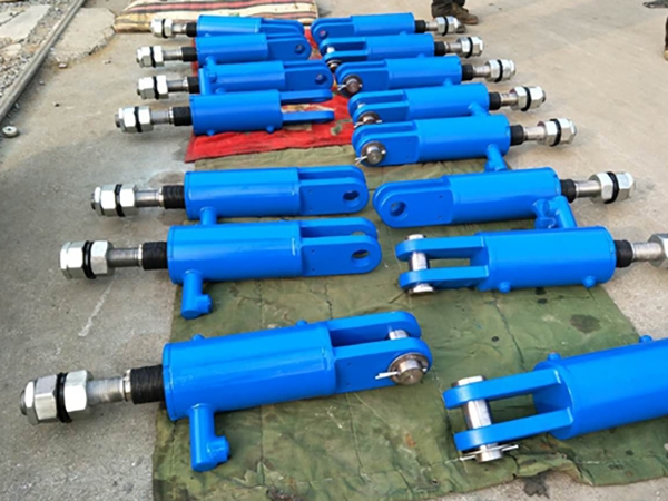 HP300高效能(néng)破碎機保險油缸(gāng)